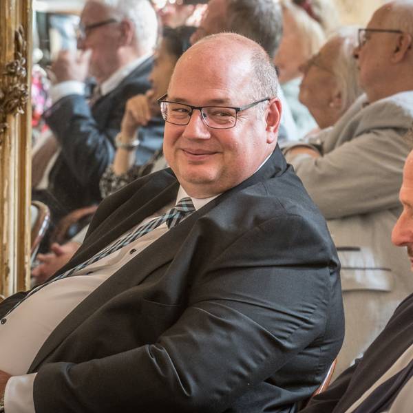 Stefan Hebbel mit Uwe Richrath im Spiegelsaal von Schloss Morsbroich