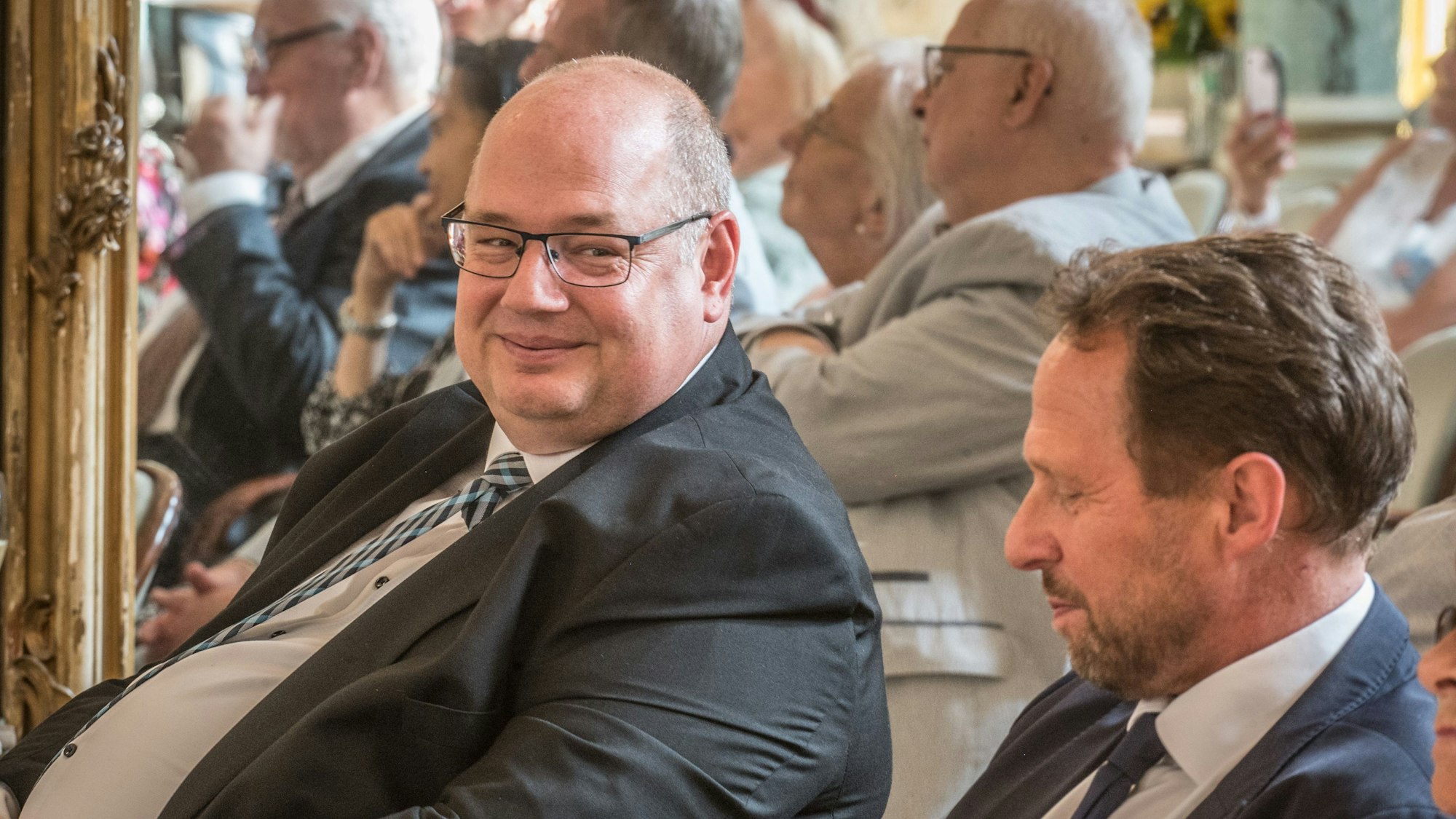 Stefan Hebbel mit Uwe Richrath im Spiegelsaal von Schloss Morsbroich