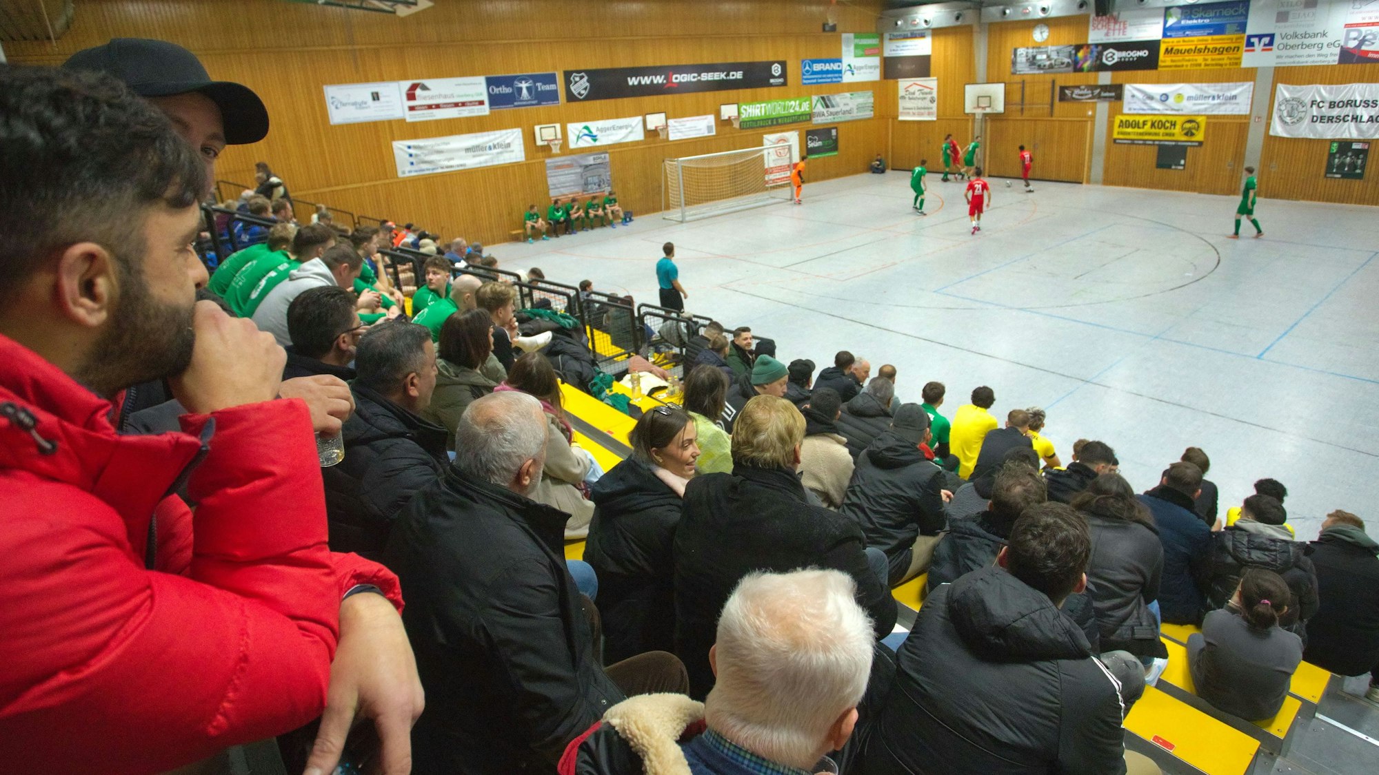 Voll besetzte Zuschauerränge bei einem Hallenfußballturnier