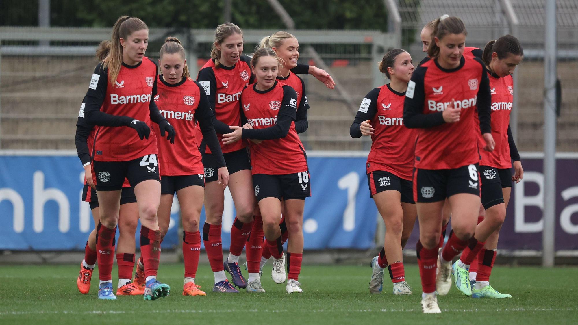 Torjubel nach dem 1-0 um Sofie Zdebel Leverkusen, Leverkusen, Germany 14.12.2024, Frauen Bundesliga, 12. Spieltag, Bayer 04 Leverkusen - SC Freiburg.. *** Goal celebration after the 1 0 by Sofie Zdebel Leverkusen , Leverkusen, Germany 14 12 2024, Womens Bundesliga, Matchday 12, Bayer 04 Leverkusen SC Freiburg