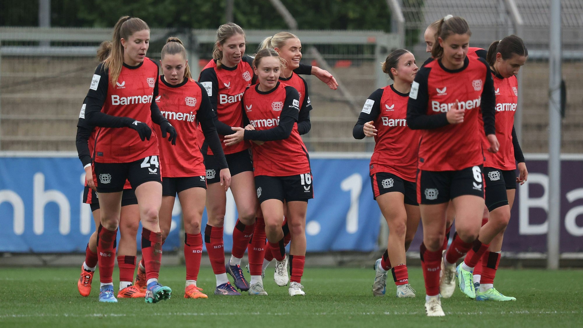 Torjubel nach dem 1-0 um Sofie Zdebel Leverkusen, Leverkusen, Germany 14.12.2024, Frauen Bundesliga, 12. Spieltag, Bayer 04 Leverkusen - SC Freiburg.. *** Goal celebration after the 1 0 by Sofie Zdebel Leverkusen , Leverkusen, Germany 14 12 2024, Womens Bundesliga, Matchday 12, Bayer 04 Leverkusen SC Freiburg