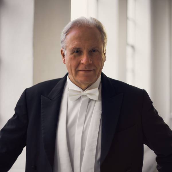 Markus Stenz trägt einen schwarzen Frack und ein weißes Hemd mit Fliege und lächelt in die Kamera.