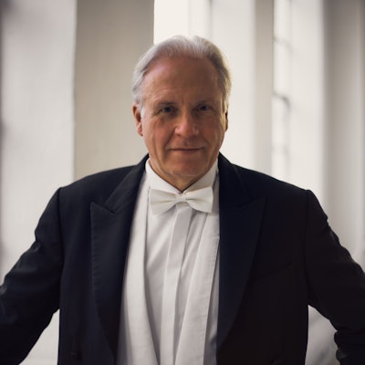 Markus Stenz trägt einen schwarzen Frack und ein weißes Hemd mit Fliege und lächelt in die Kamera.