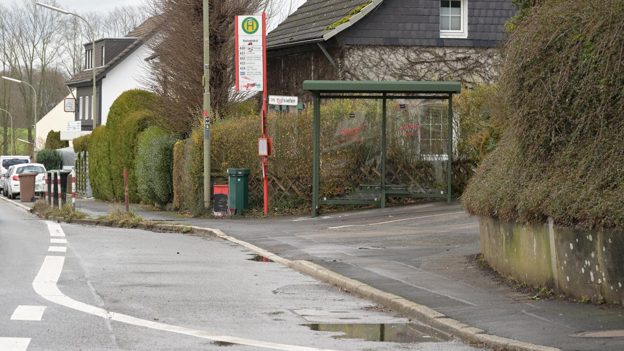 Eine Bushaltestelle mit Wartehäuschen.