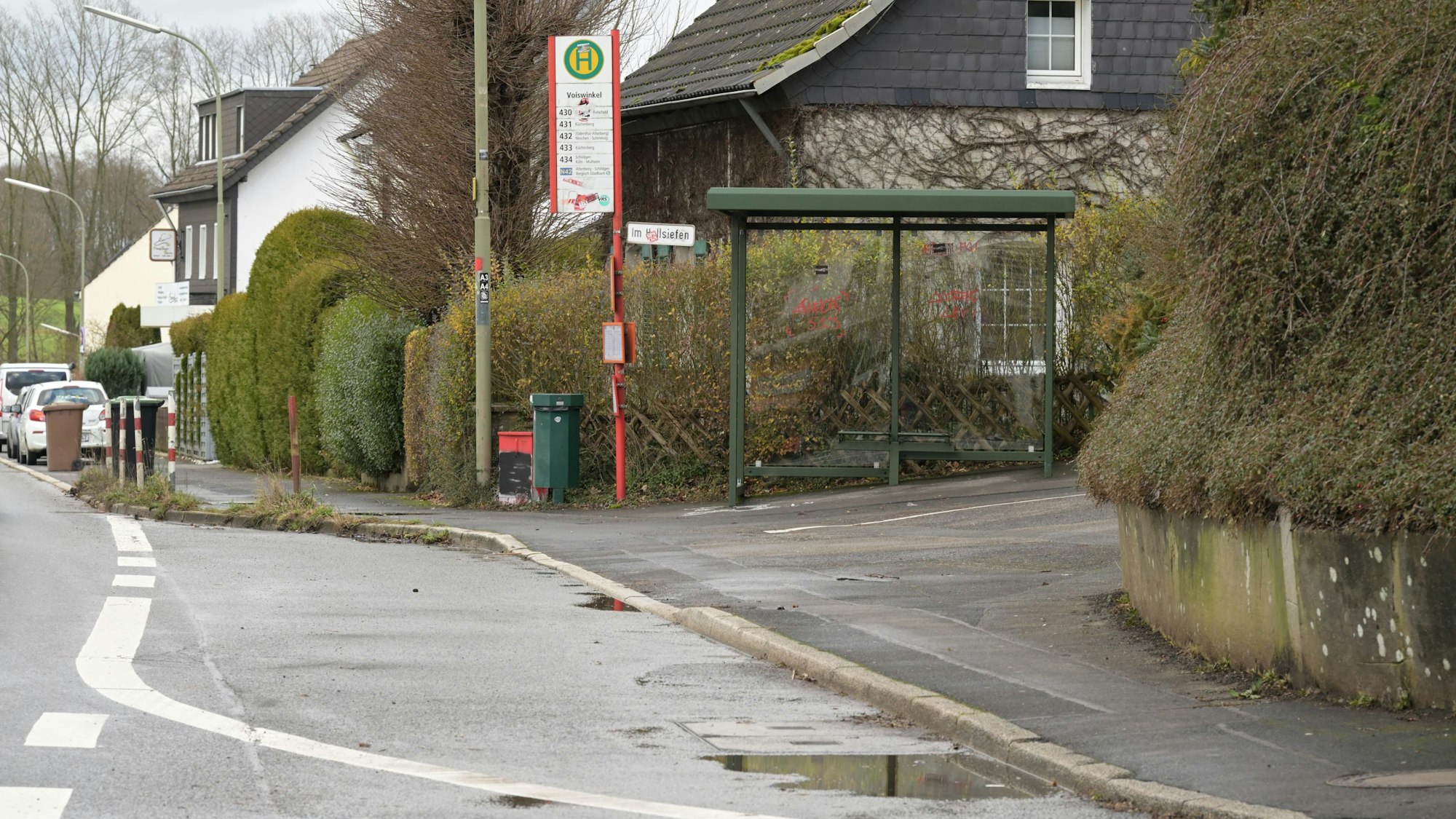 Eine Bushaltestelle mit Wartehäuschen.