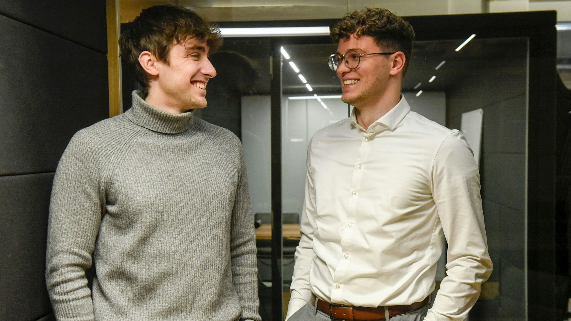 Zu sehen sind zwei junge Männer, Fabrice Kathmann und Marvin Müller-Bader, die Geschäftsführer der Firma „Nanuq.“ zur Elektrifizierung von Schwerlastflotten.