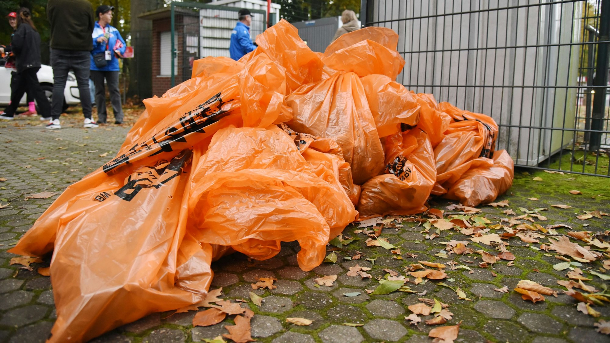 Die Mülltüten der AWB nach einer der vielen Müllsammelaktionen in Köln.