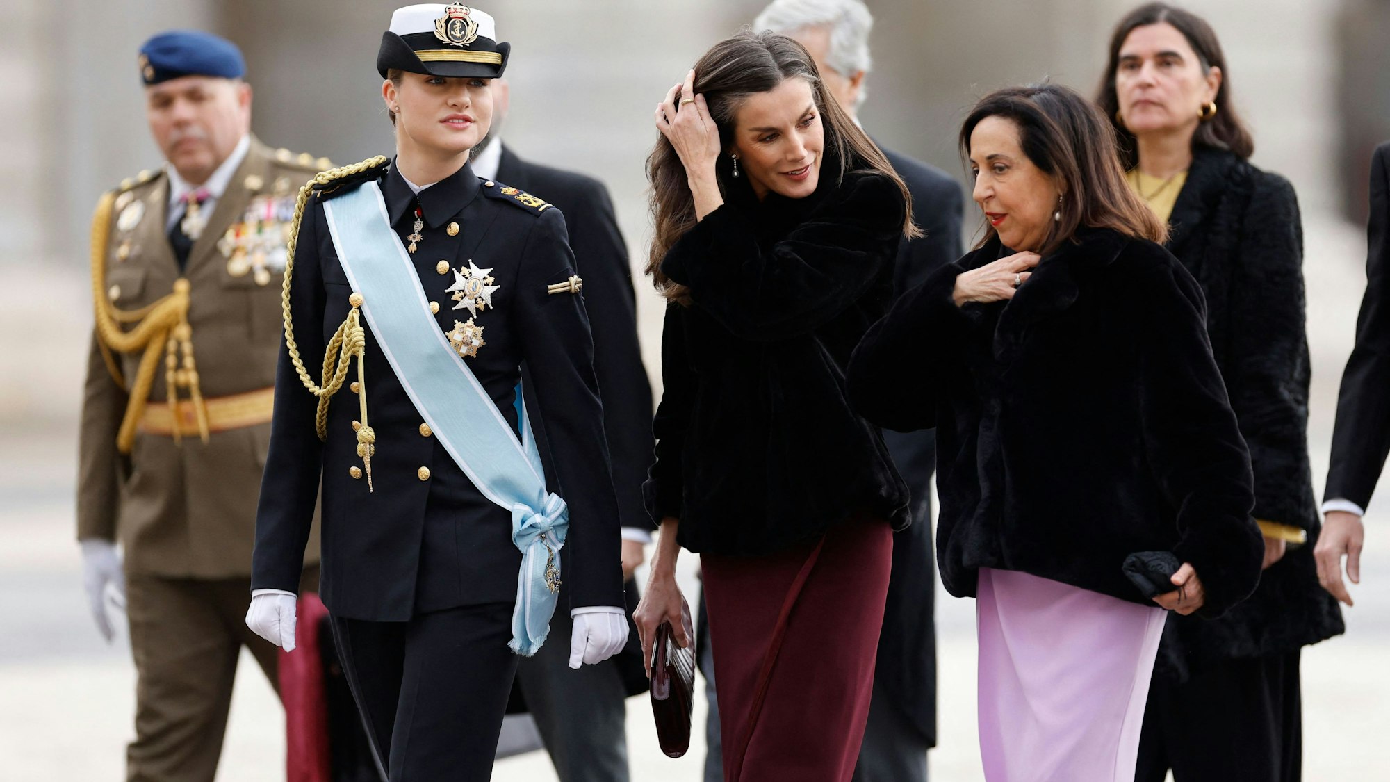 Die spanische Kronprinzessin Leonor (2l) und Königin Letizia (m) sprechen mit Verteidigungsministerin Margarita Robles (r) während der militärischen Zeremonie Pascua Militar.