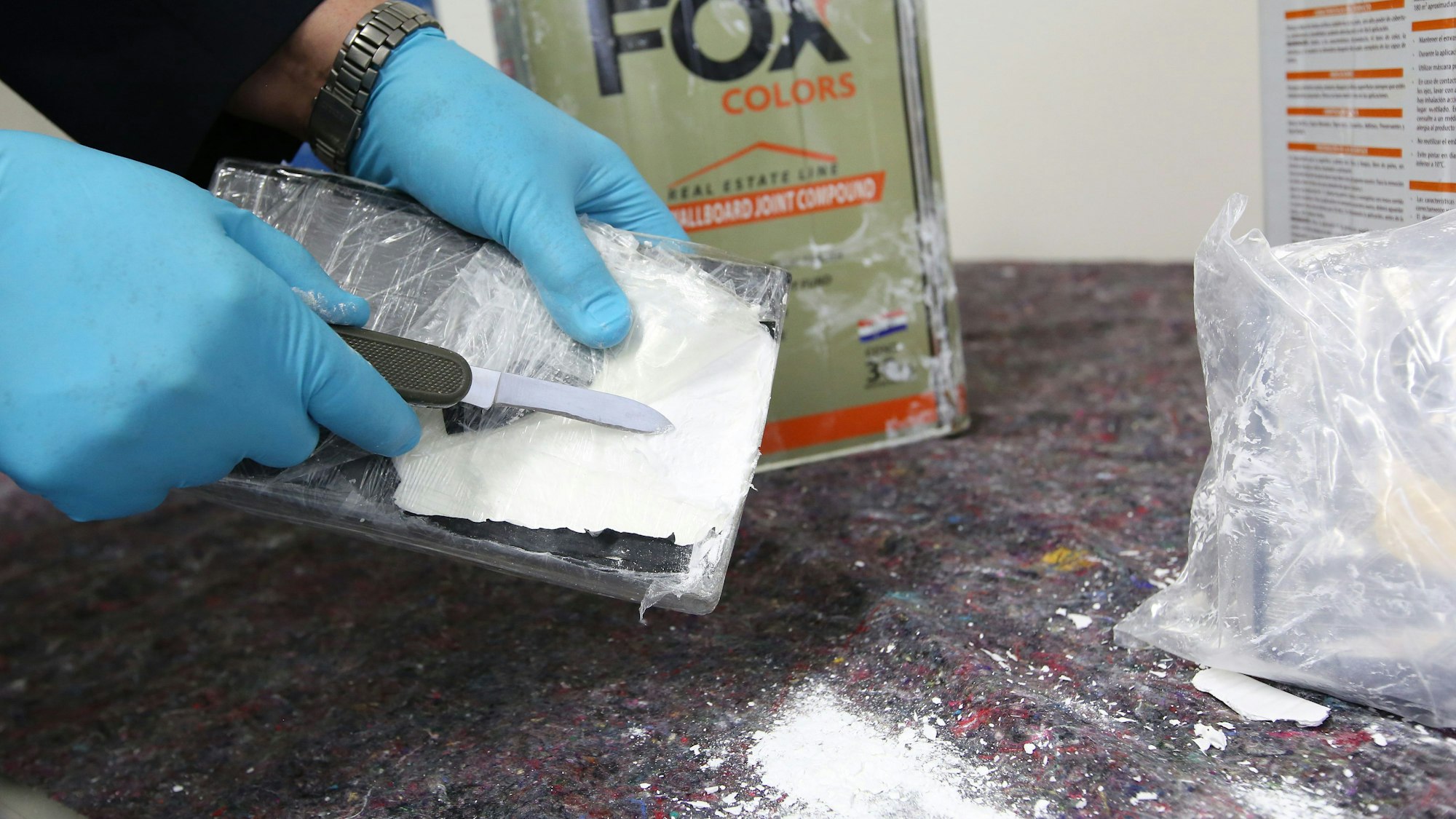 Ein Zollbeamter präsentiert Kokain, das in fünf Containern aus Paraguay entdeckt wurde. (Symbolbild)