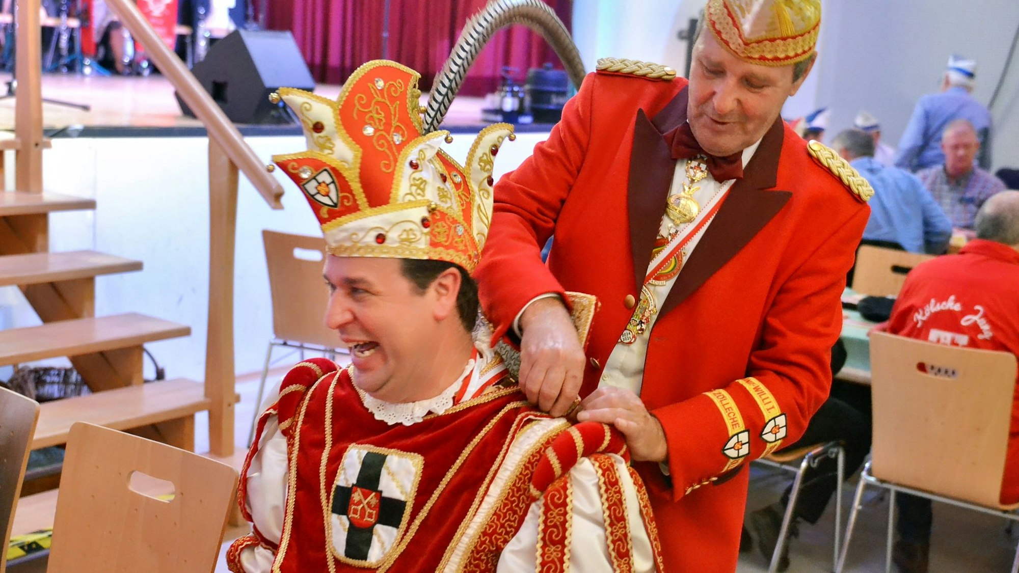 Prinz Basti I. bekommt einen Schlabberlatz angezogen, damit das Ornat nicht bekleckert wird.