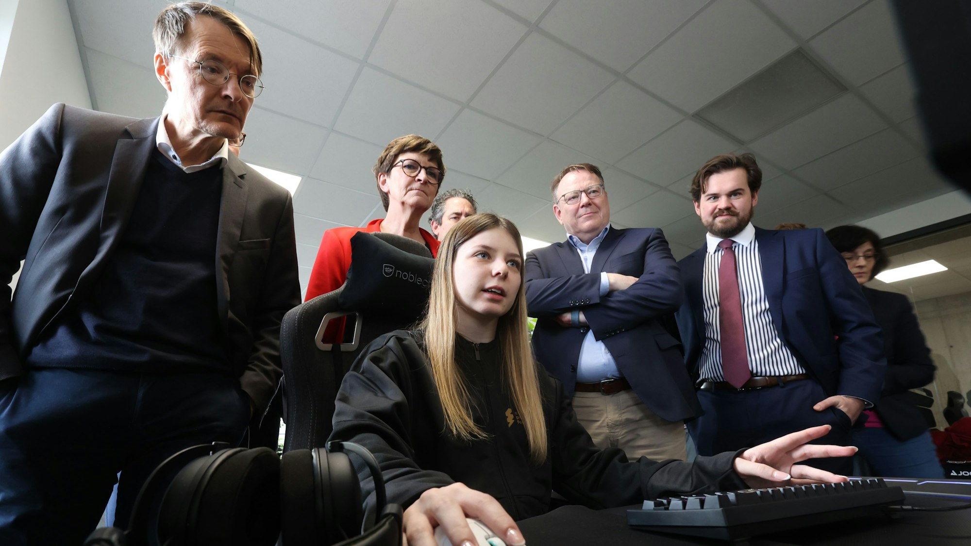 Blick in den Bildschirm von Sahrii, Top-Spielerin bei „League of Legends“: Gesundheitsminister Karl Lauterbach, SPD-Chefin Saskia Esken und der Kölner OB-Kandidat Torsten Burmester (hinten, von links).