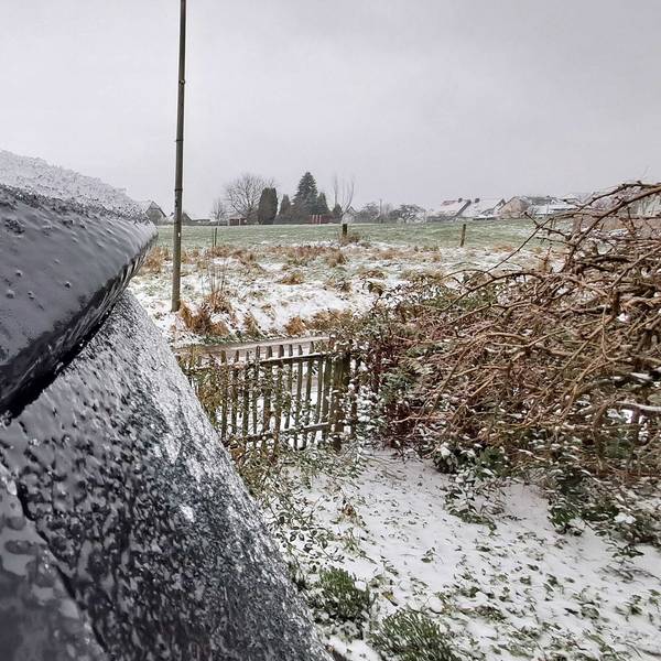 Auch einem Auto ist eine dicke Eisschicht zu sehen.