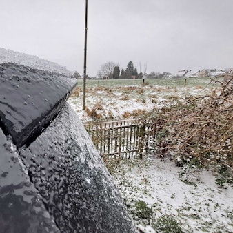 Auch einem Auto ist eine dicke Eisschicht zu sehen.