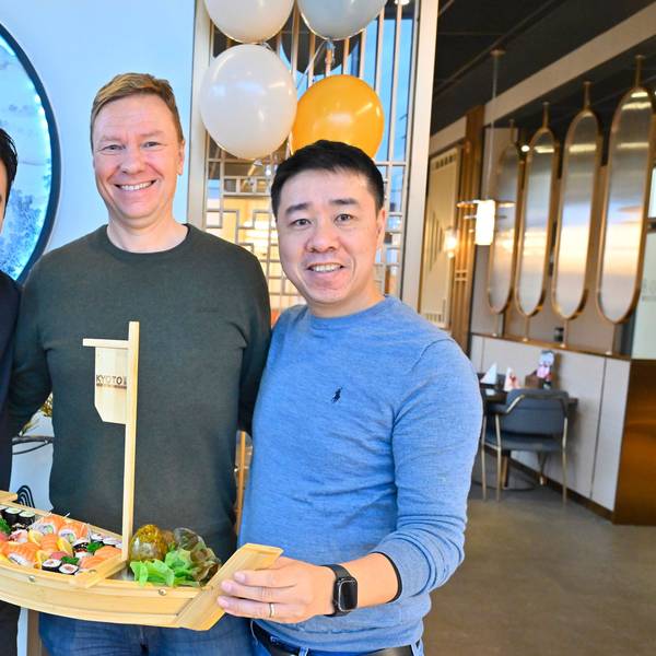 Drei Männer bei der Eröffnung des Sushirestaurant „Kyoto“ auf dem Gummersbacher Steinmüllergelände.