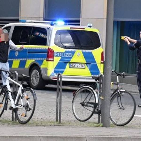 Ein Mann bedroht einen Jugendlichen. Ein Polizist zielt mit seinem Taser auf den 42-Jährigen.