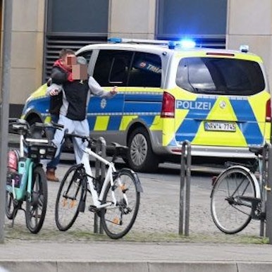 Ein Mann bedroht einen Jugendlichen. Ein Polizist zielt mit seinem Taser auf den 42-Jährigen.