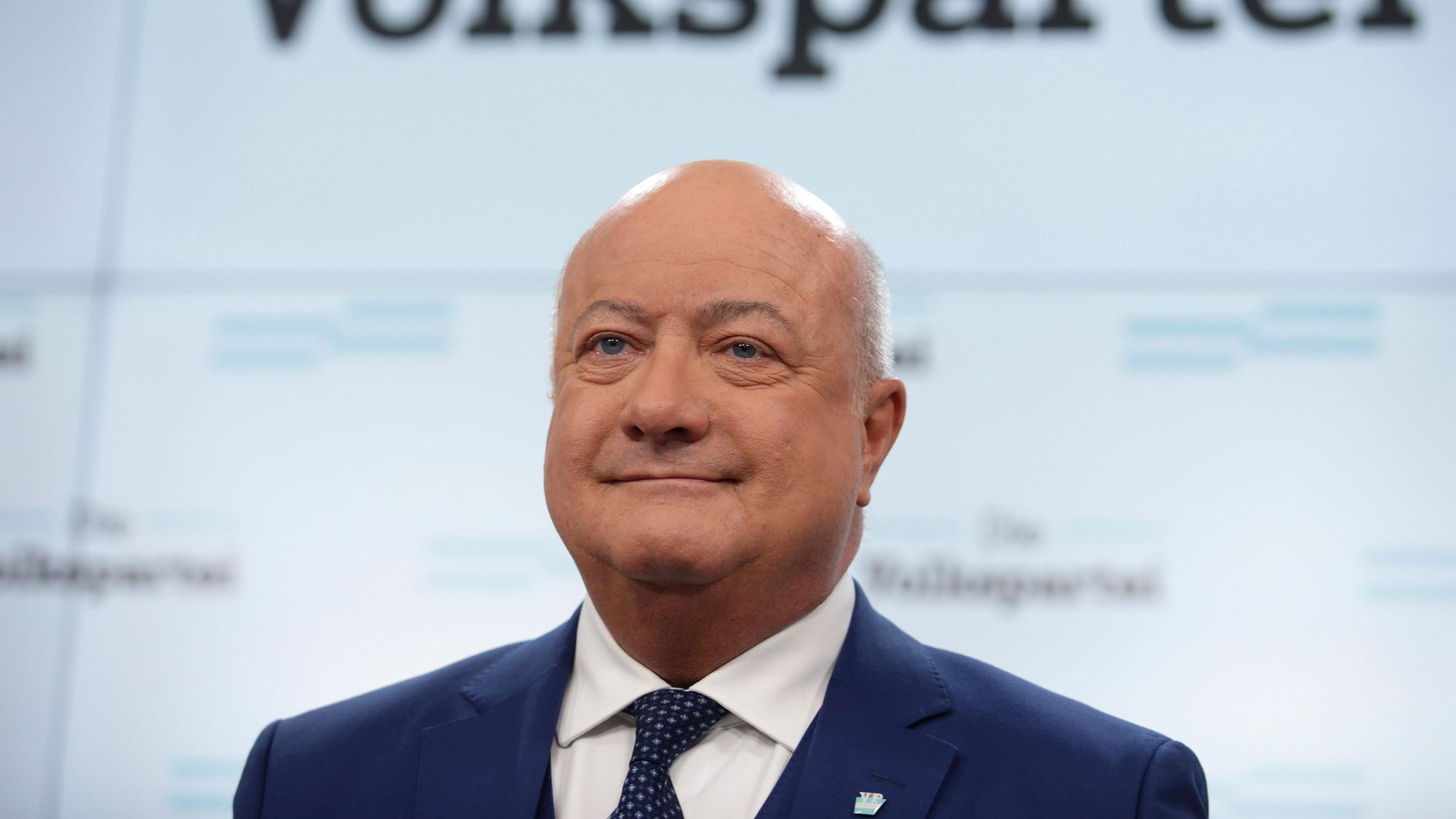Christian Stocker spricht auf einer Pressekonferenz.