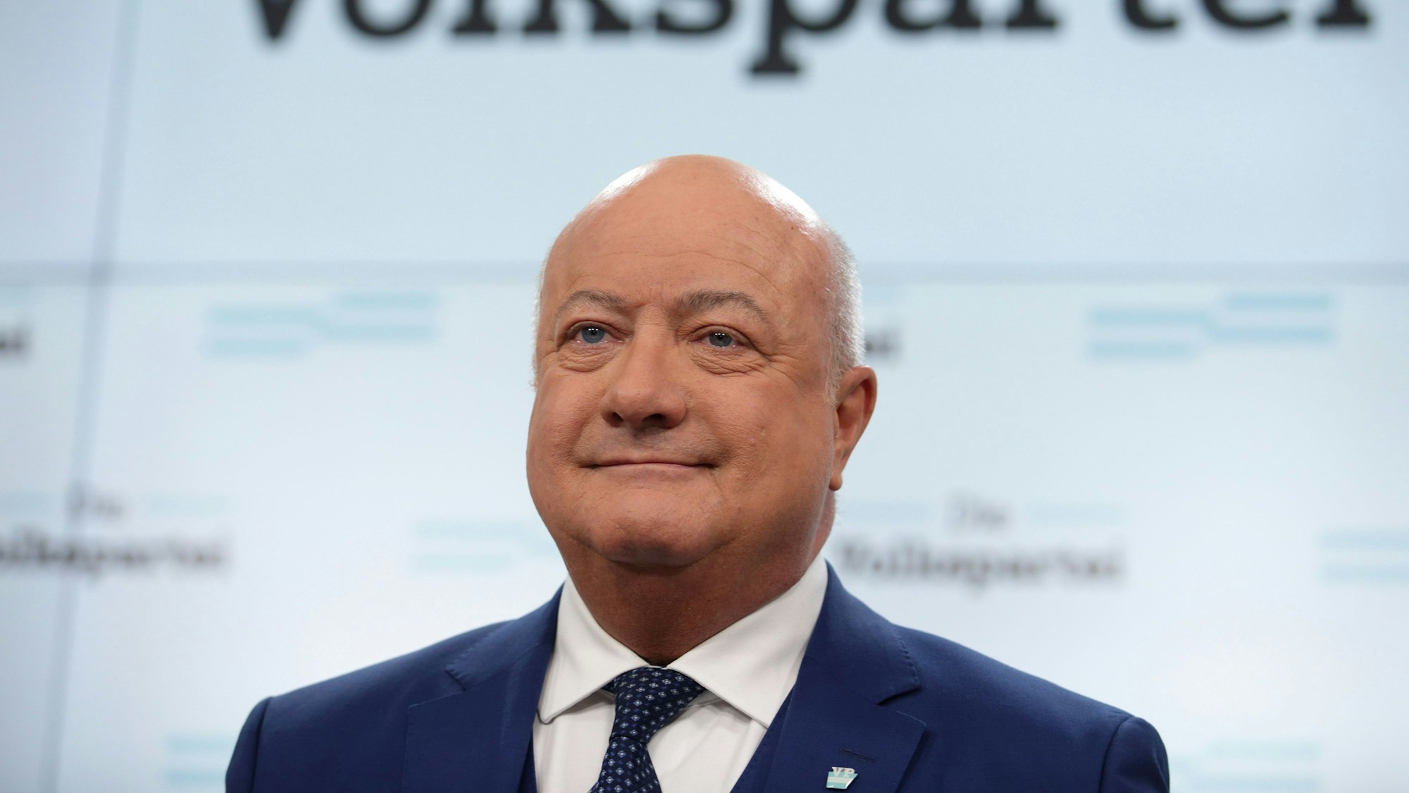 Christian Stocker spricht auf einer Pressekonferenz.