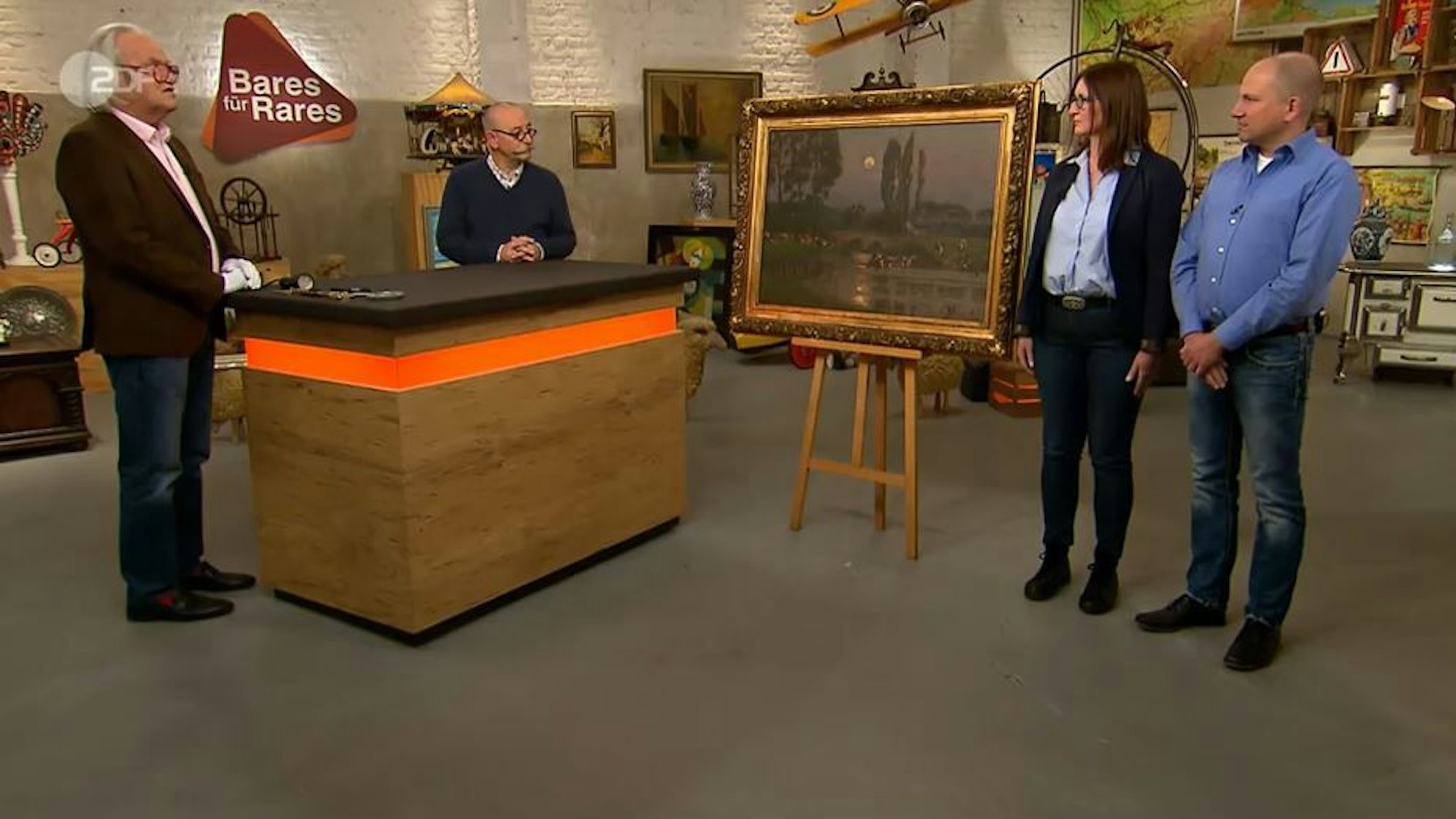 Die Geschwister Thomas und Ursula Fehlemann (v.r.) mit Horst Lichter und Albert Maier bei der Expertise von „Bares für Rares“.