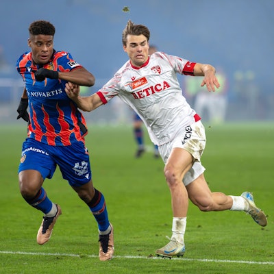 Joel Schmied (r.) im Pokal-Achtelfinale gegen den FC Basel im Dezember