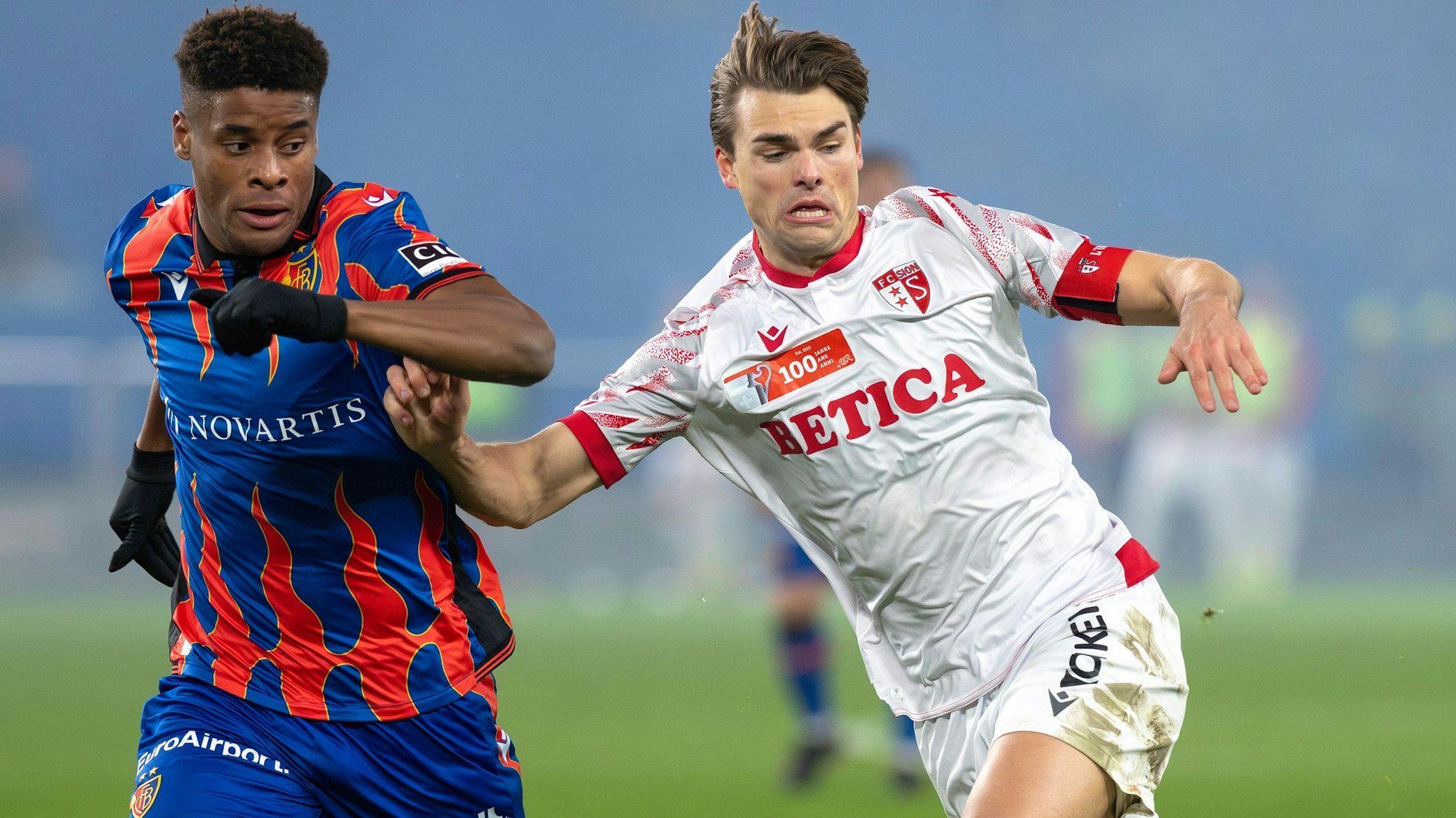 Joel Schmied (r.) im Pokal-Achtelfinale gegen den FC Basel im Dezember