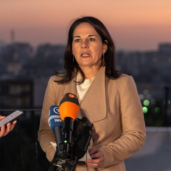 Die deutsche Außenministerin Annalena Baerbock (Bündnis 90/Die Grünen) hält eine Pressekonferenz während eines offiziellen Besuchs in Damaskus.