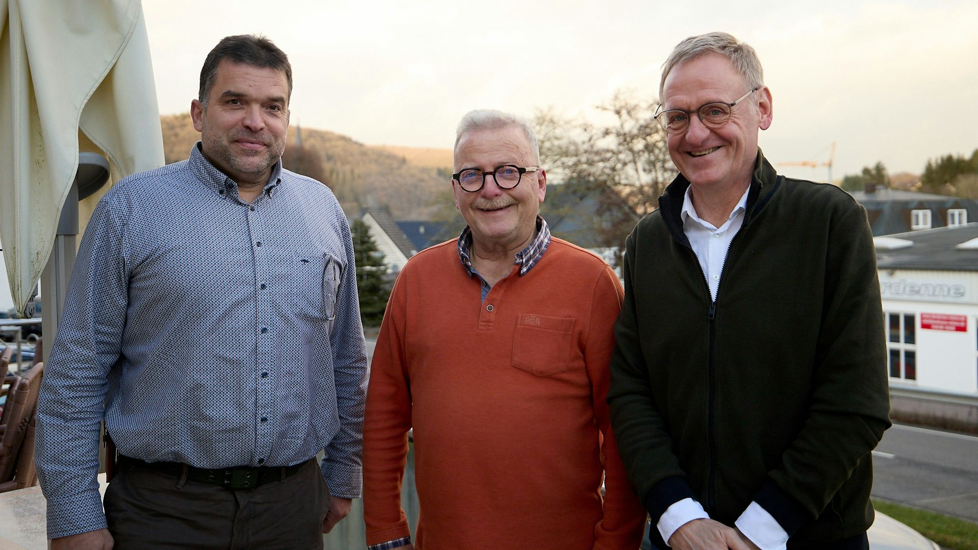 Drei Männer stehen nebeneinander auf einem Balkon: Jens Raabe, Kurt Bongard und Markus Hilgers sind oder waren Verantwortliche der Gewerkschaft der Polizei im Kreis Euskirchen.