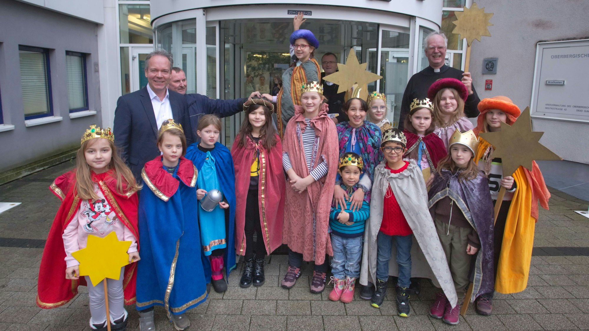 Eine Gruppe Sternsinger steht vor dem oberbergischen Kreishaus.