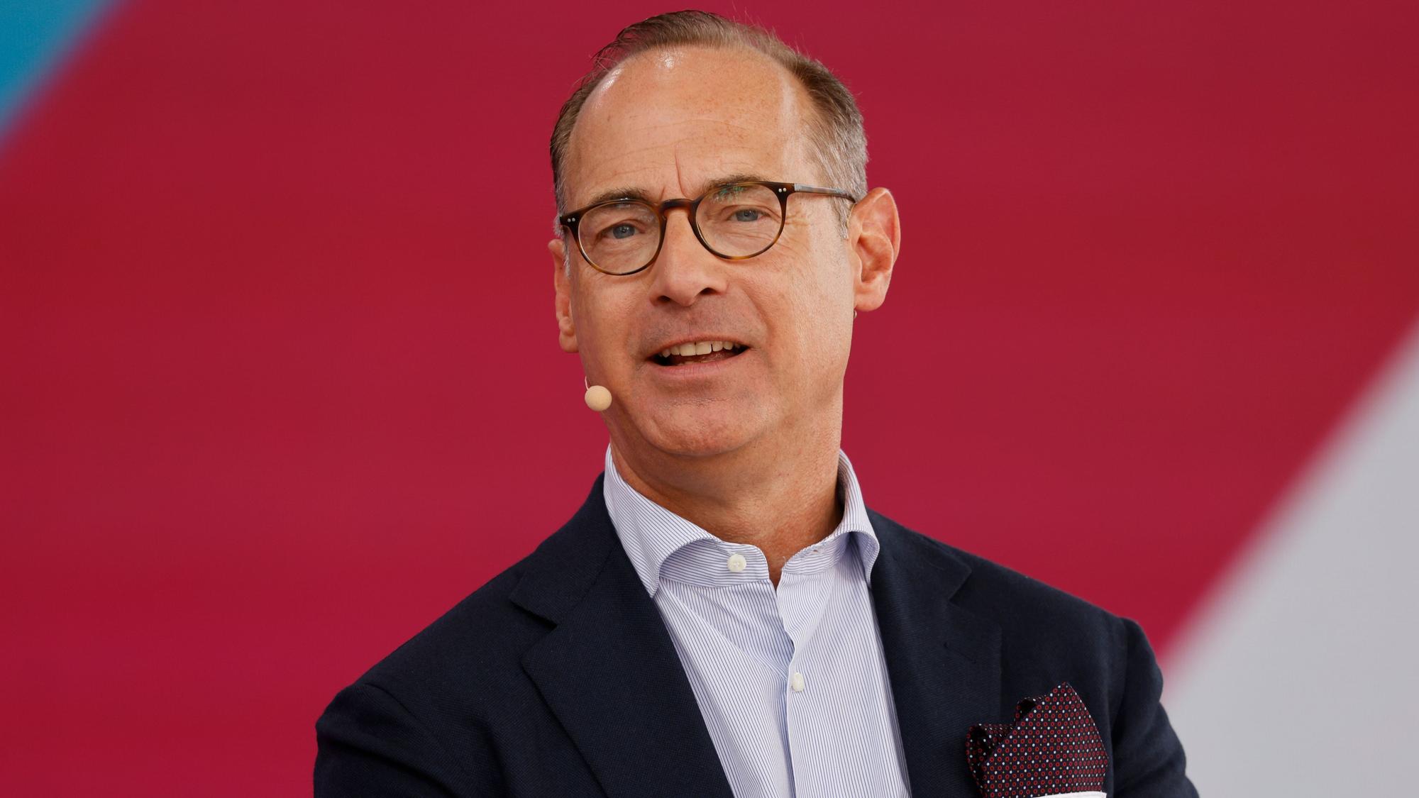 Oliver Bäte, Vorstandsvorsitzender Allianz, spricht auf einer Kölner Bühne.