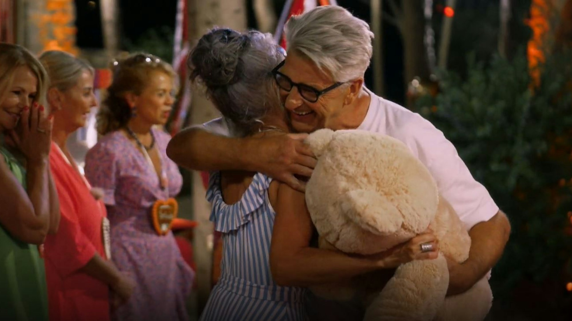 Franz Stärk aka der „Golden Bachelor“ (r.) lädt zum Gruppendate. Hier umarmt er Sabine aus Troisdorf.