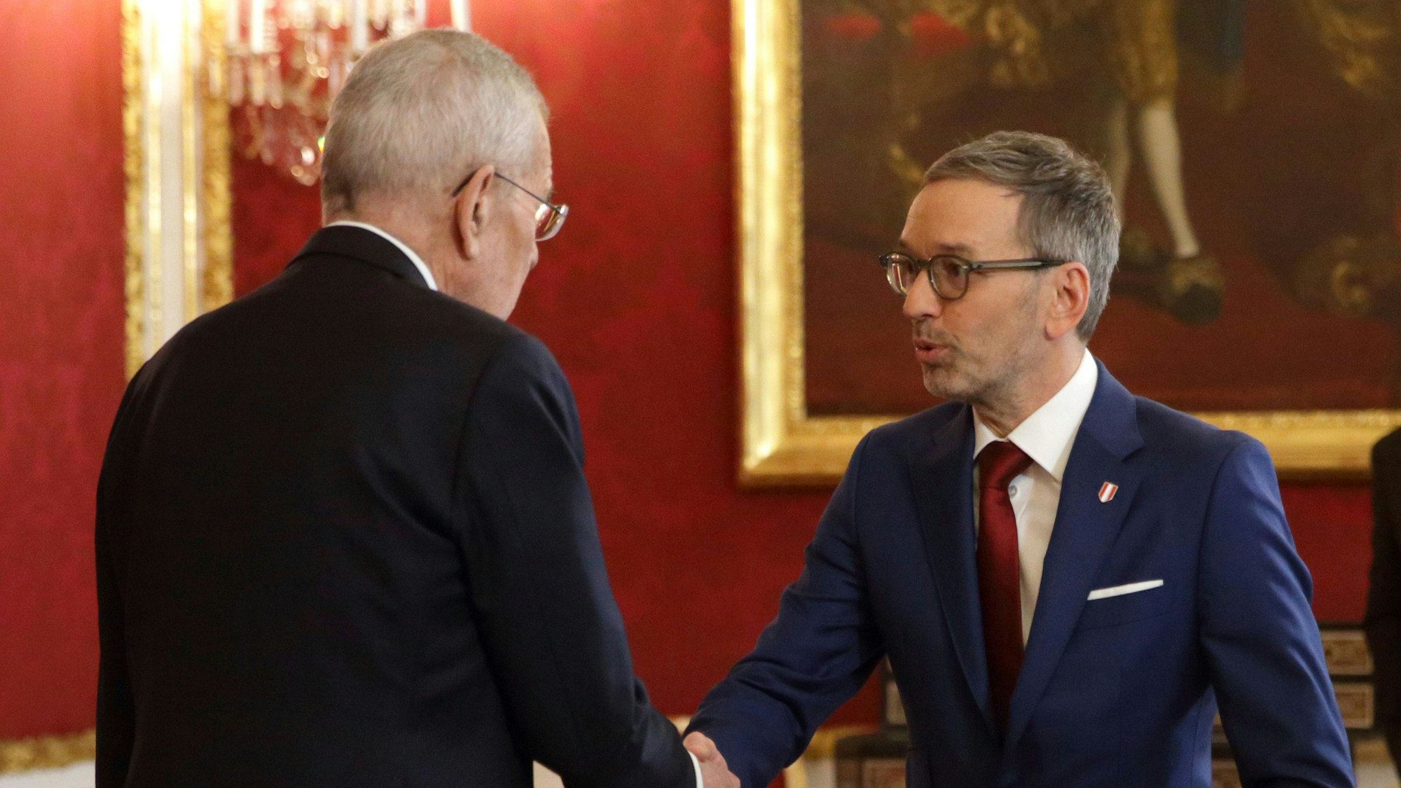 Der österreichische Bundespräsident Alexander Van der Bellen (l) begrüßt den Chef der Freiheitlichen Partei (FPÖ) Herbert Kickl in seinem Büro in Wien.