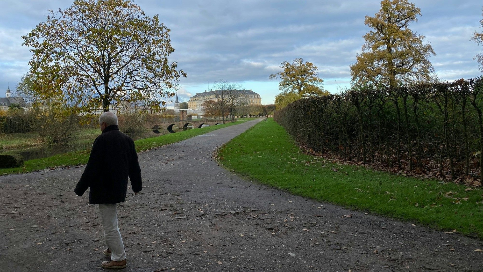 Zu sehen ist ein Spaziergänger im Brühler Schlosspark.