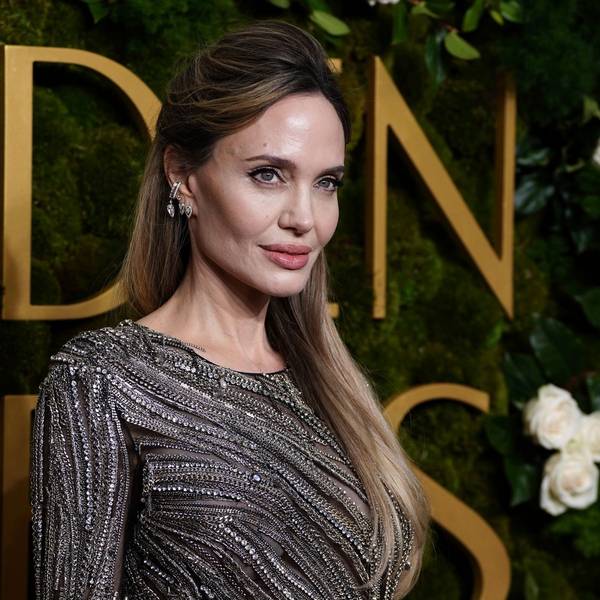 Angelina Jolie posiert für Fotografen bei den Golden Globes.