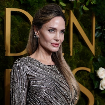 Angelina Jolie posiert für Fotografen bei den Golden Globes.