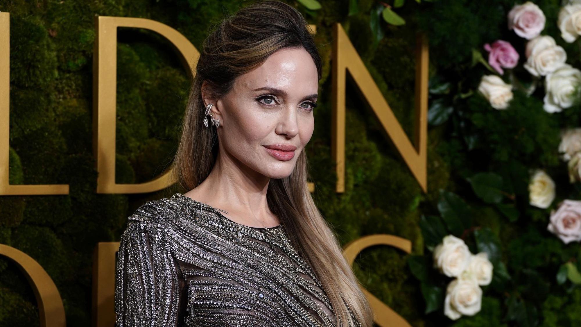 Angelina Jolie posiert für Fotografen bei den Golden Globes.