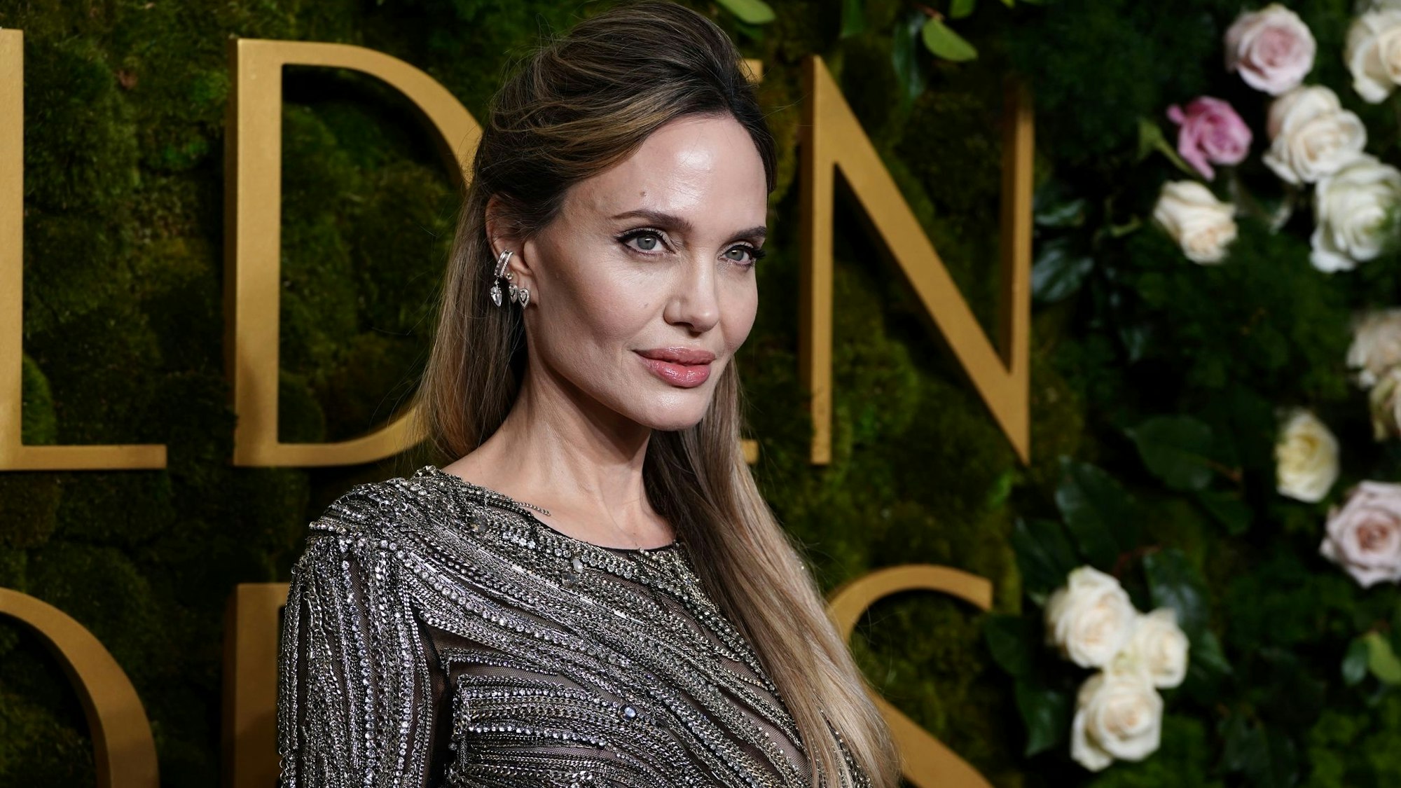 Angelina Jolie posiert für Fotografen bei den Golden Globes.