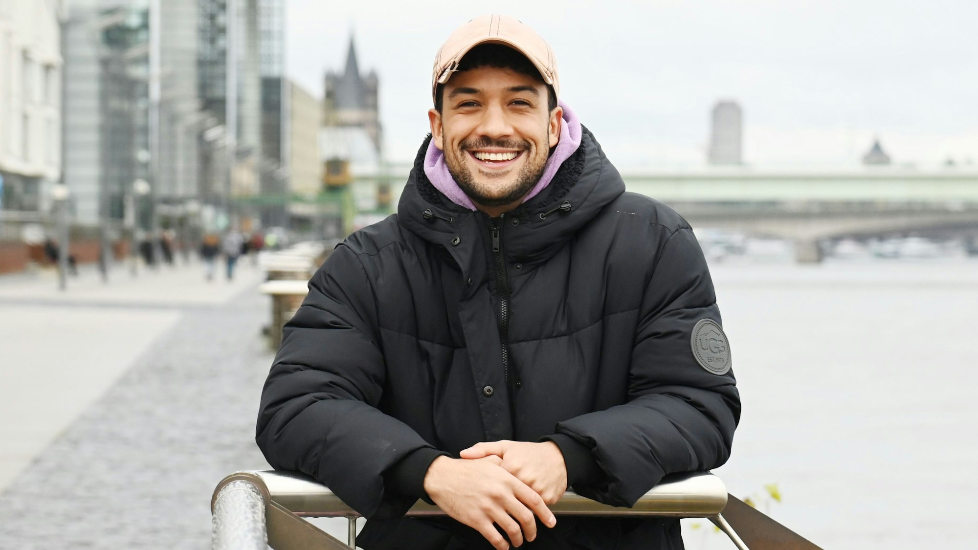 09.12.2024 Köln. Treffen mit Jung-Schauspieler Rojan Juan Barani, der im ersten Pilcher des neuen Jahres zu sehen sein wird. Foto: Alexander Schwaiger