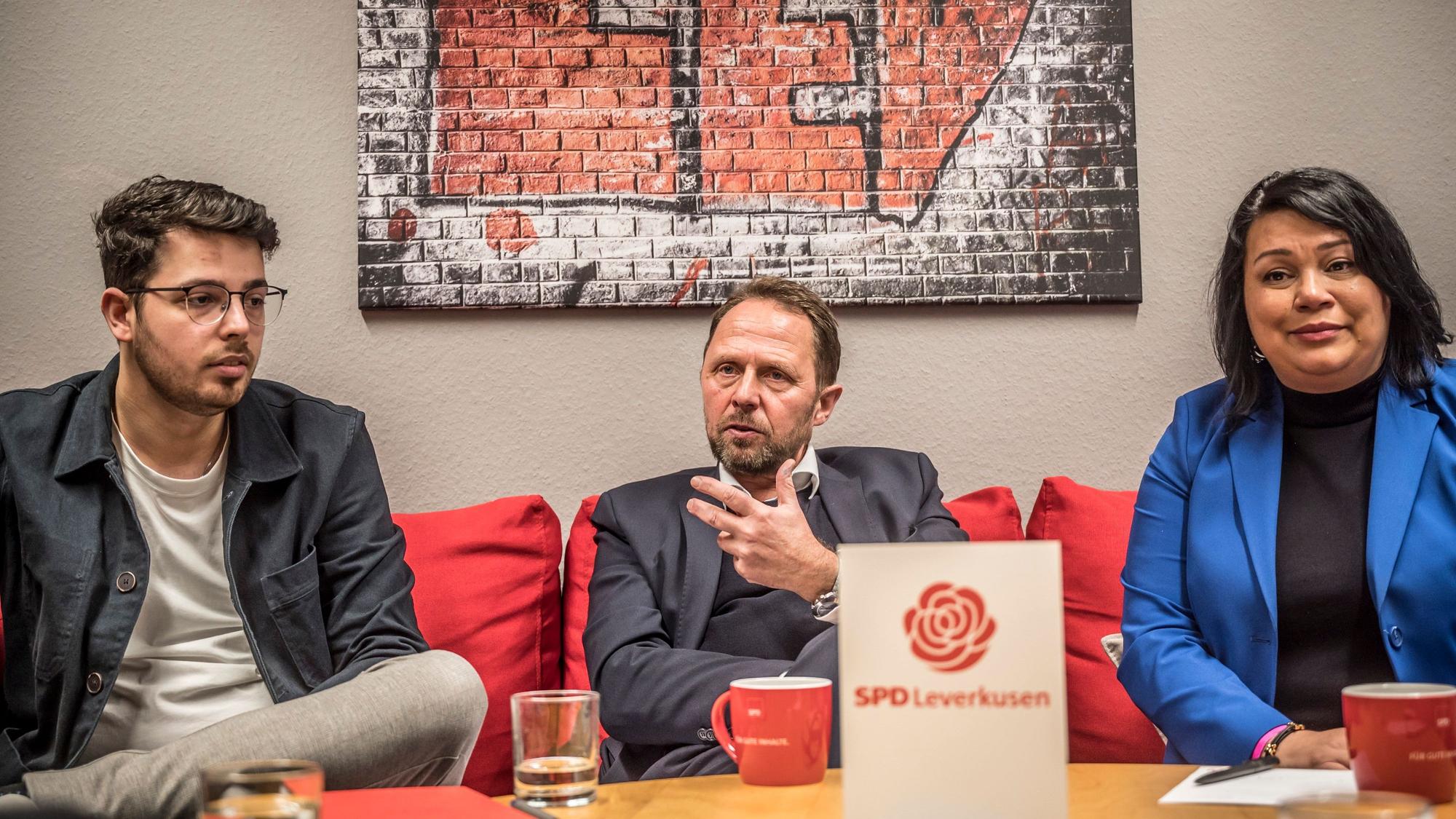 Ein Bild in Eintracht, als der OB seine erneute Kandidatur erklärte: Darius Ganjani (v.l.), Uwe Richrath und Milanie Kreutz.