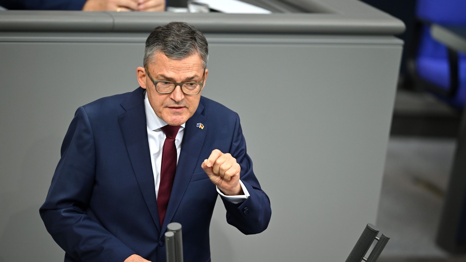 ARCHIV - 17.10.2024, Berlin: Roderich Kiesewetter (CDU) spricht in der Plenarsitzung im Deutschen Bundestag. Die Hauptthemen der 194. Sitzung der 20. Legislaturperiode sind eine Debatte über ein Jahr Nationale Sicherheitsstrategie, die Krankenhausreform, der Gleichwertigkeitsbericht 2024 und ein Gesetzentwurf zur Neuordnung des Wehrdisziplinarrechts. (zu dpa: «Kiesewetter: Kanzlerreise nach Kiew ist «verlogen»») Foto: Rabea Gruber/dpa +++ dpa-Bildfunk +++