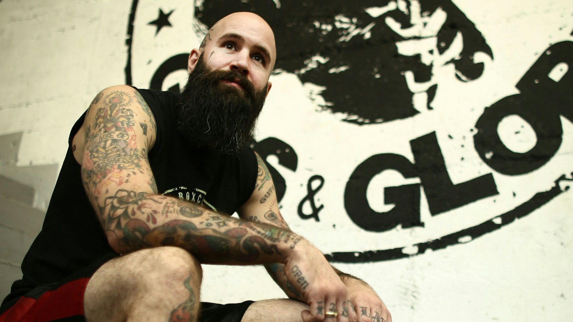 Martin Schneider (36), arbeitete jahrelang als Ingenieur in der Entwicklung beim Autohersteller Ford in Köln. Dann gab er seinen Job auf und eröffnete den Box-Club "Guts'n'Glory" am Gottesweg.