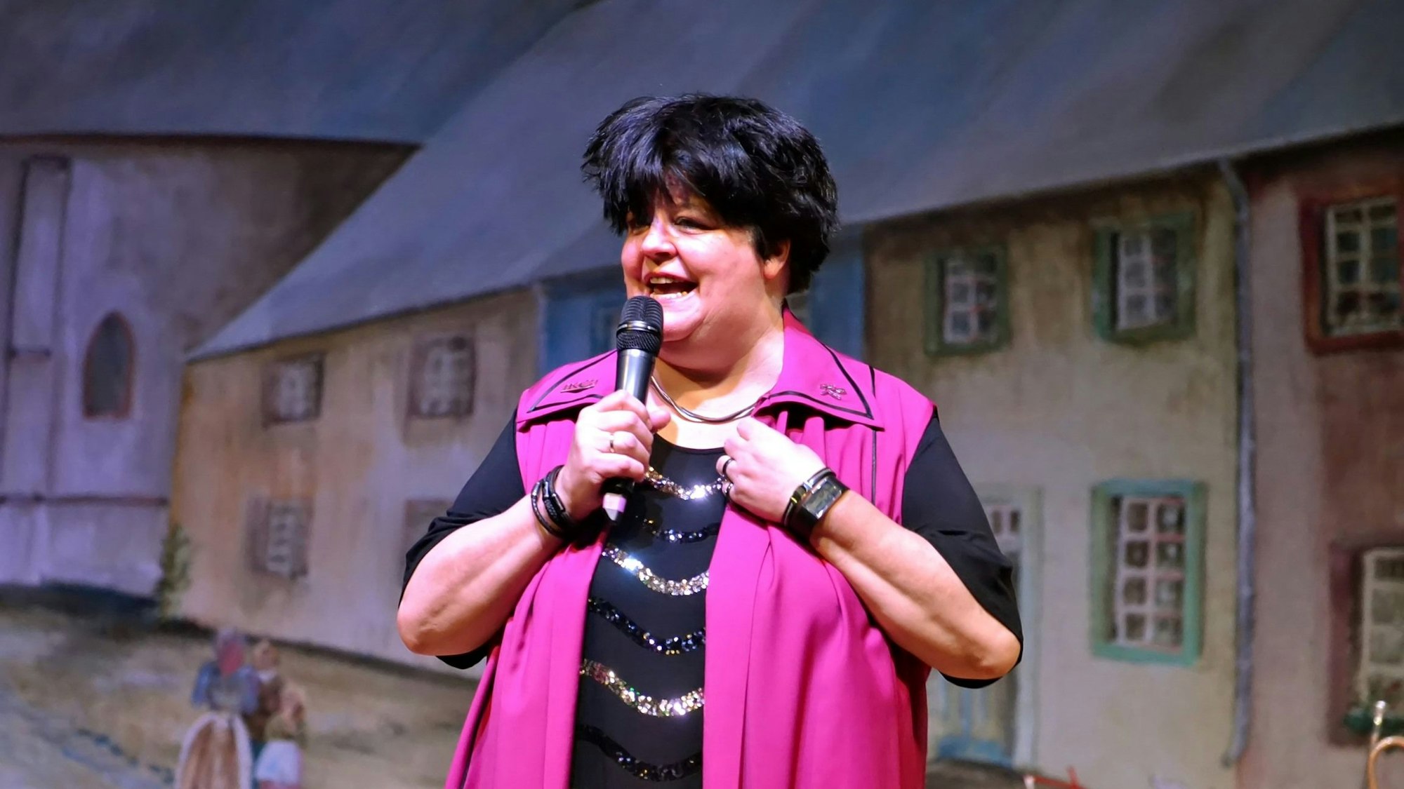 Ingrid Kühne steht auf der Bühne im Zülpicher Forum.