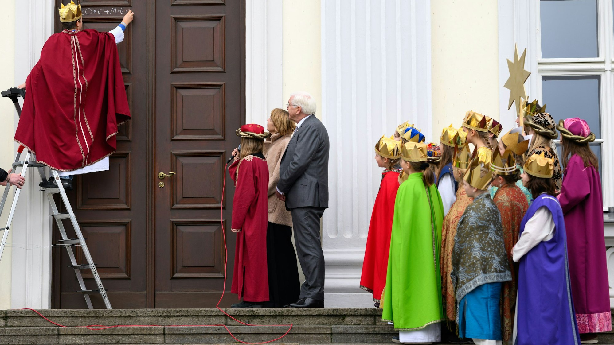 Auch die Sternsinger, hier mit einer Delegation bei Bundespräsident Frank-Walter Steinmeier (Mitte) vor dem Schloss Bellevue in Berlin, sind im katholischen Jugenddachverband BDKJ organisiert.