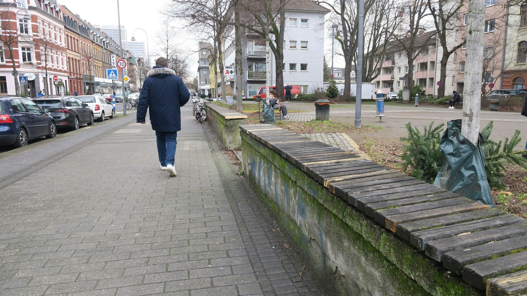 In Teilen leicht vergammelt: Die langgezogene Sitzmauer am Alpener Platz erfreut sich im Sommer großer Beliebtheit.