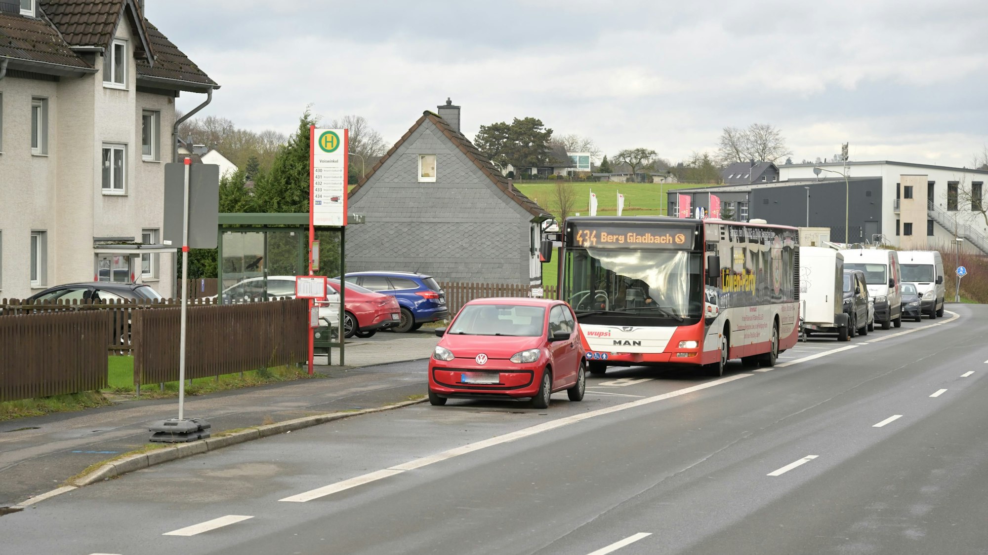 Ein Bus hält auf einem Seitenstreifen am Rande der Straße.