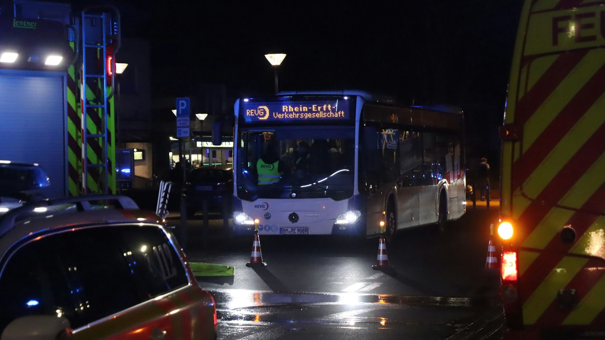 Die zwölf vom Feuer betroffenen Bewohner konnten sich während der Löschmaßnahmen in einem für sie bereitgestellten Bus aufhalten.