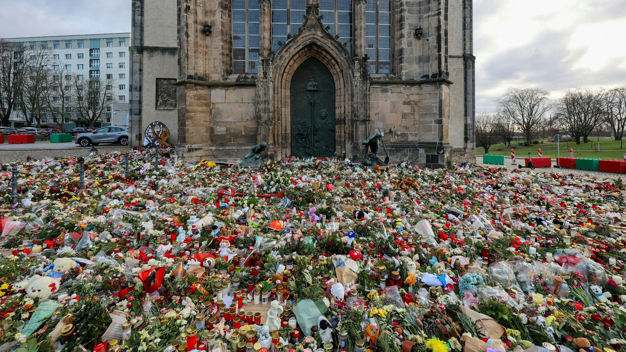 Hunderte Kerzen, Blumen und Plüschtiere finden sich vor der Johanniskirche für die Opfer des Anschlags.