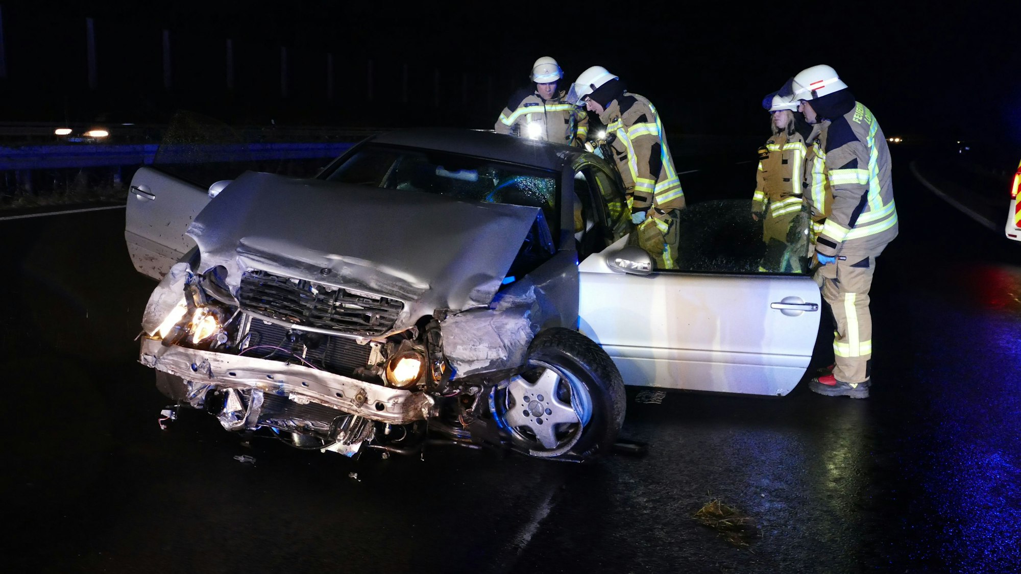 Das Auto schleuderte nach dem Zusammenstoß mit der Leitplanke 100 Meter über die A3 bei Lohmar.