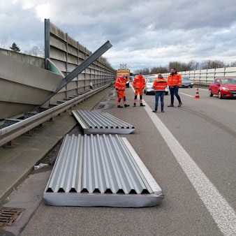 Auf der A560 bei Hennef fielen Teile der Lärmschutzwand auf den Standstreifen der Autobahn.