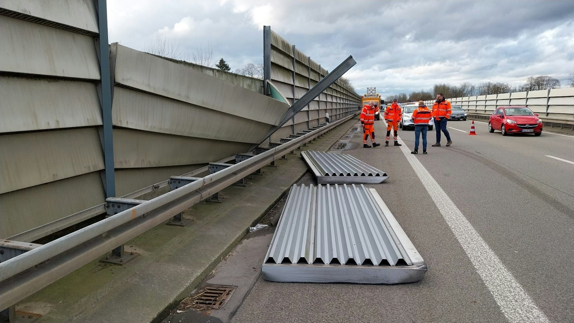 Auf der A560 bei Hennef fielen Teile der Lärmschutzwand auf den Standstreifen der Autobahn.