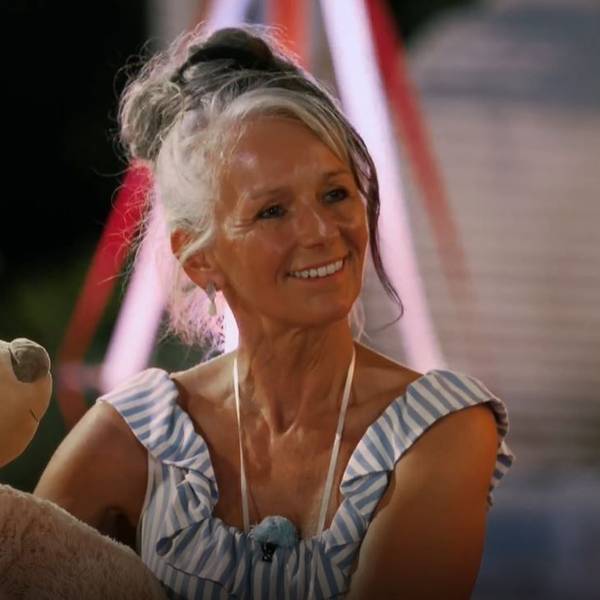 Die 62-jährige Sabine aus Troisdorf verpasste nur um Haaresbreite die Top drei bei der RTL-Datingshow „Golden Bachelor“. Hier hält sie einen riesigen Teddybären in den Armen.